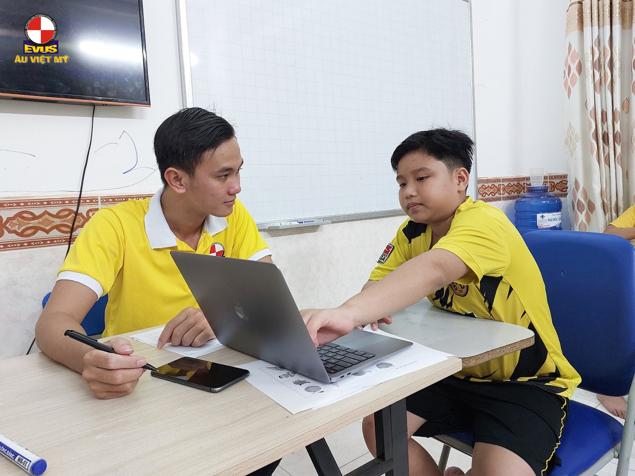 10 cẩm nang học tiếng Anh giao tiếp cơ bản cho người mới bắt đầu 4 anh ngu giao tiep thuc hanh